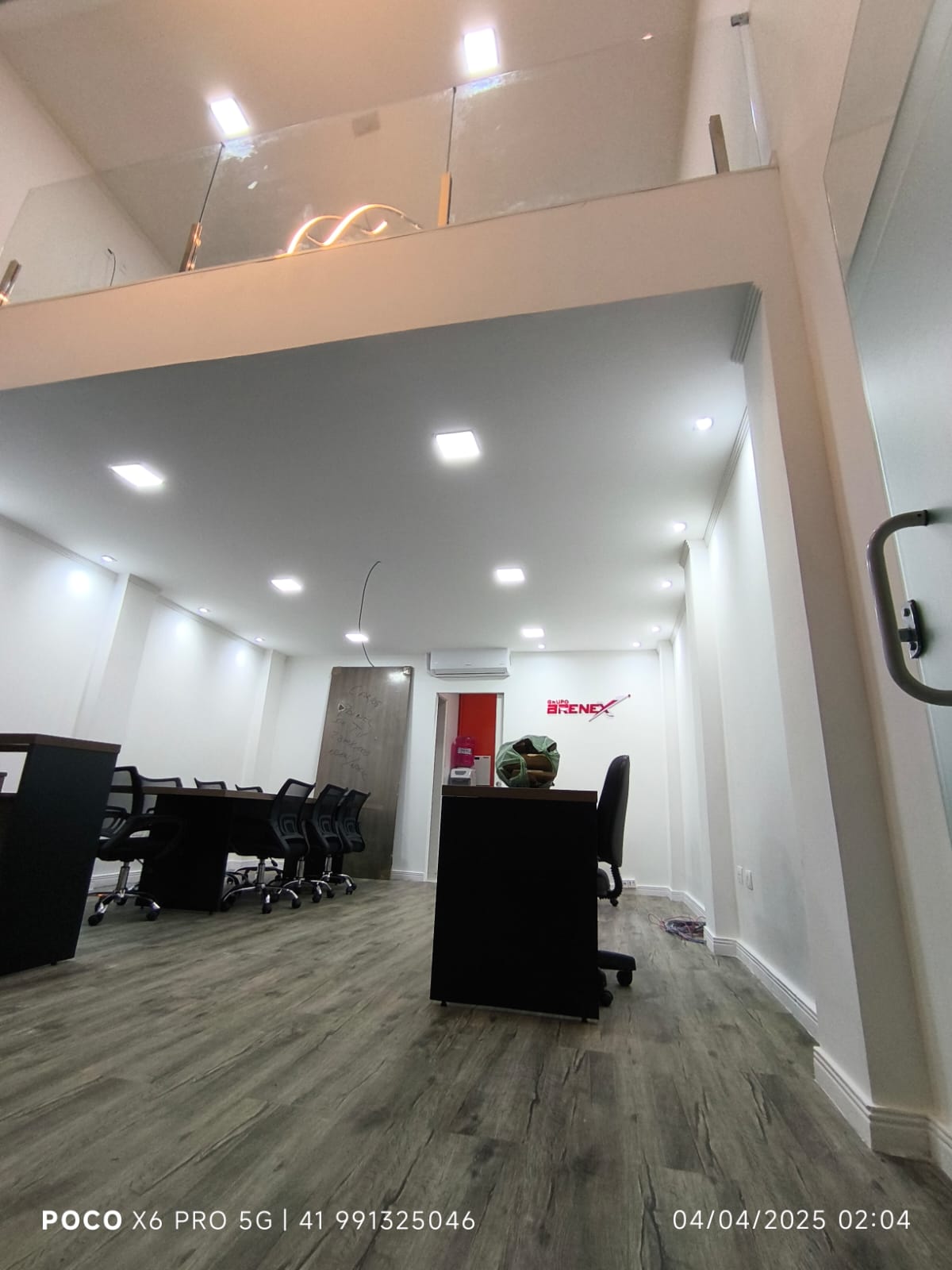 Sala de reunião (substitua pela sua foto)